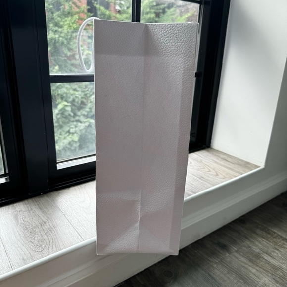 Dior White Shopping Bag with Gold Logo - Picture 3 of 11